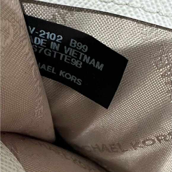 Michael Kors Abbey backpack and matching wallet - Picture 15 of 16